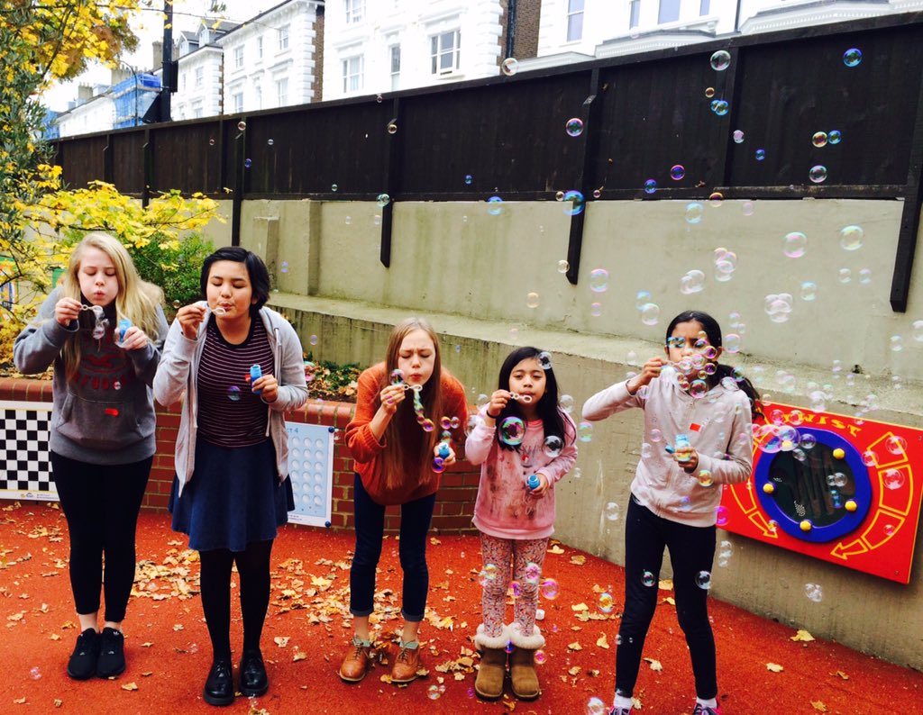AbbieFlute's tweet photo. Another lovely course @FluteSchLondon. Great kids to work with :-) #FunWithBubbles #BreathingWorkshop https://t.co/74RAwfO6Or