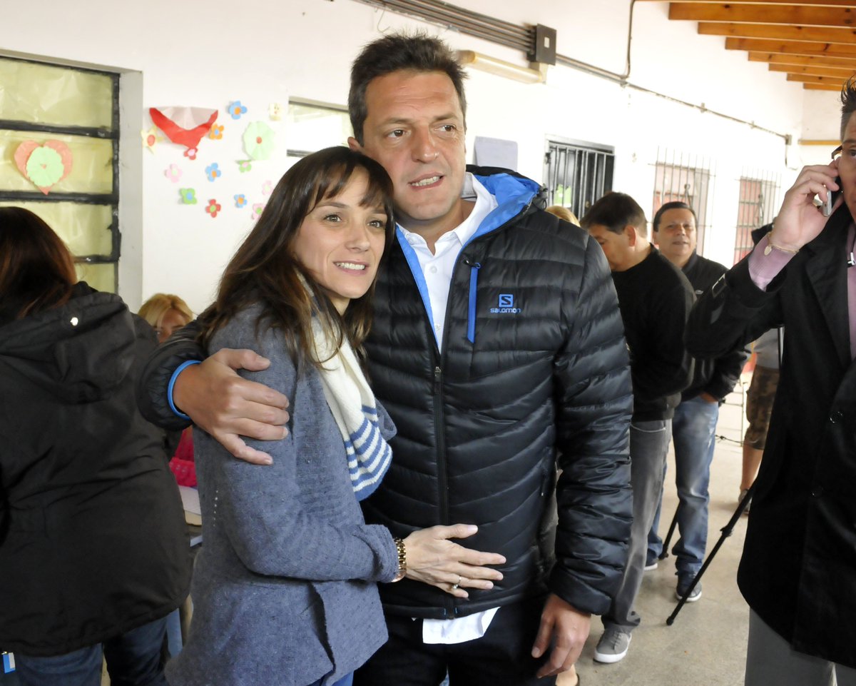 telefenoticias's tweet photo. #Elecciones2015 El mal momento de Massa: una vecina lo increpó por obras en Tigre https://t.co/A9bUJ4gz2W https://t.co/TwAQ1DX4UG