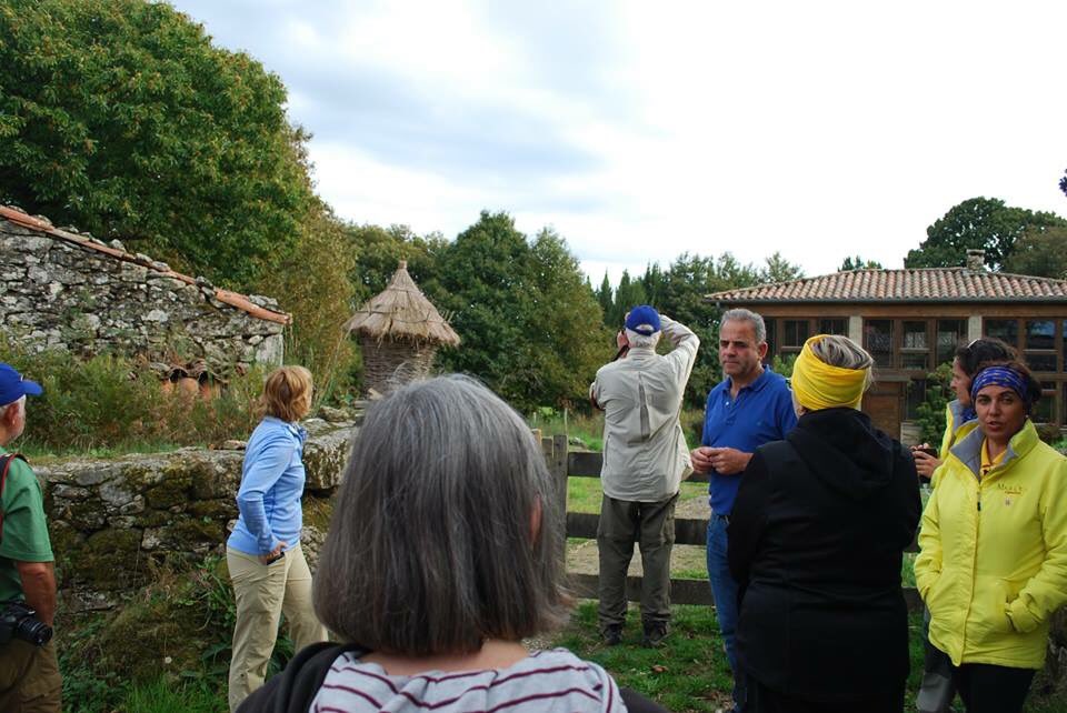 Temos fermosas visitas como estes norteamericanos, veñen coñecer a nosa aldea e nós amosámoslle rincóns e segredos
