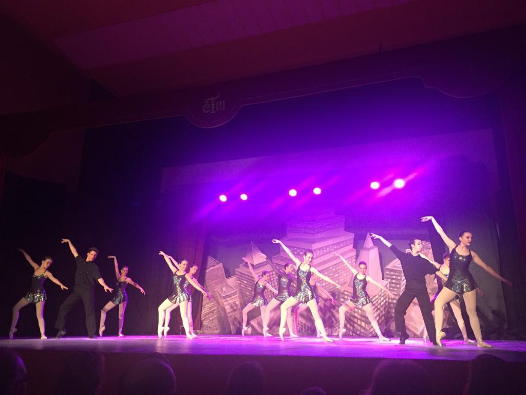 LauraMerelo's tweet photo. Actuación del BALLET JOVEN R.L.L en La Carolina. Todo un éxito! Adoro a estos bailarines ♥♥♥ https://t.co/UWBtJK43Mf