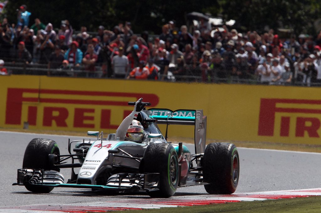 SilverstoneUK's tweet photo. Congratulations @MercedesAMGF1 @LewisHamilton on your third #F1 World Title! #recordbreaker #stunningdrive https://t.co/2y80JbkNEE