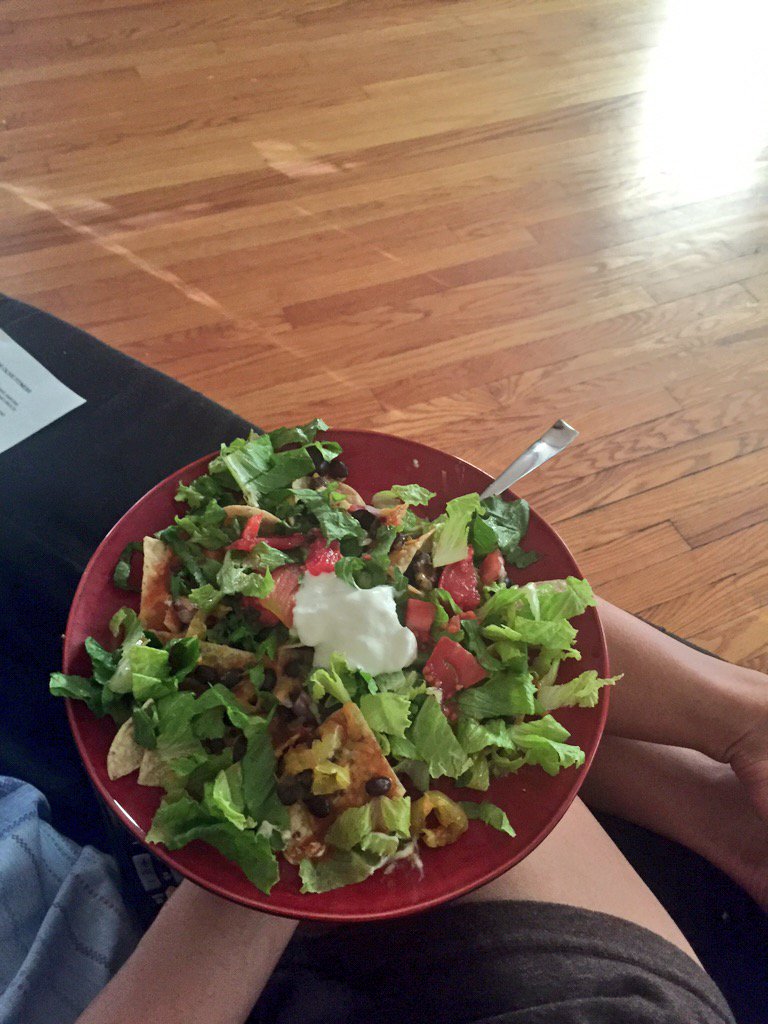 WFitnessbyJess's tweet photo. Chilling on my couch with some football and nachos #SundayFunday #cleaneating #football #healthylife #foodmakeover https://t.co/9yq2wzXimP