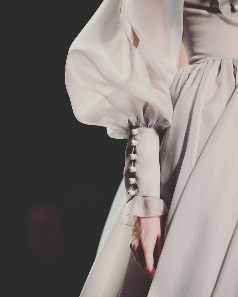 _HeadTilt's tweet photo. #Details @gauriandnainika #AIFWSS16 #photodiary #victorian #romantic #gigotsleeves #puffysโฆ https://t.co/mq7vFXo8I7 https://t.co/GRWbrL5ef2