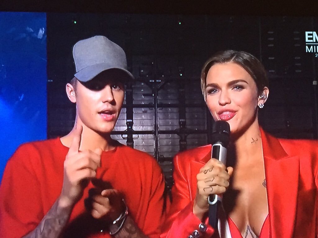 biebersmaniabr's tweet photo. Justin com Ruby Rose, recebendo o prêmio "Worldwide Act: North America", no EMA 2015.
BMBRBieberEMA #MTVEMA https://t.co/PxRGWiutIp