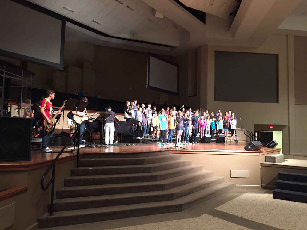 JohnWilliamsJW's tweet photo. Student Worship Choir gettin' ready to lead Sunday morning! #InvestInNext #WhyIBelieveInMultiGenerationalWorship https://t.co/7L2NXheStF