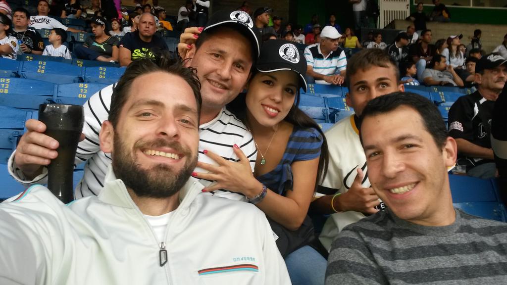 GUS74V0s's tweet photo. #selfieleones https://t.co/erHgTxUaRr
