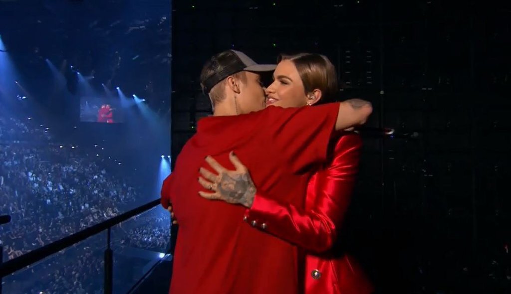biebersmaniabr's tweet photo. Justin com Ruby Rose, recebendo o prêmio "Worldwide Act: North America", no EMA 2015.
BMBRBieberEMA #MTVEMA https://t.co/PxRGWiutIp