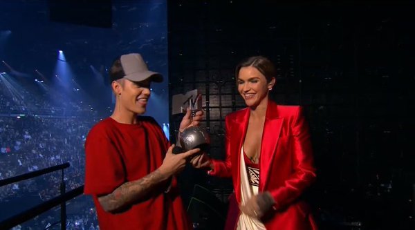 biebersmaniabr's tweet photo. Justin com Ruby Rose, recebendo o prêmio "Worldwide Act: North America", no EMA 2015.
BMBRBieberEMA #MTVEMA https://t.co/PxRGWiutIp