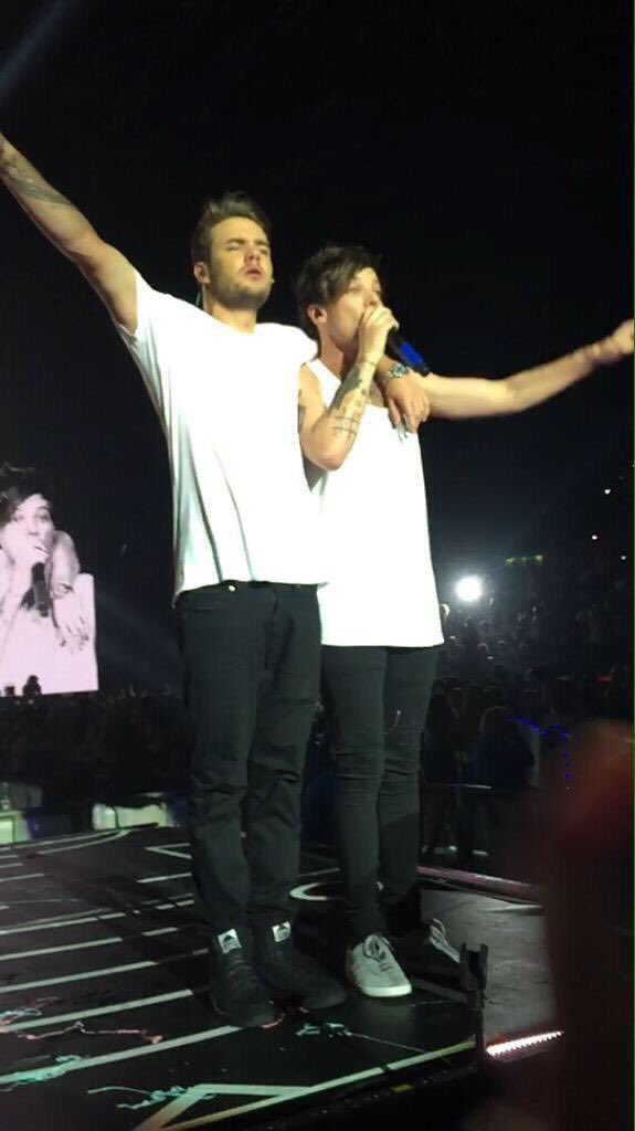 1D_Update2015's tweet photo. RETWEET IF YOU LOVE LILO #EMABiggestFans1D https://t.co/i9f37XDFUc