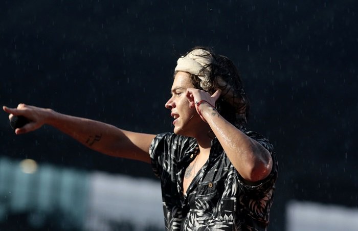 burntkyun's tweet photo. se one direction molhado não faz você rt então eu não sei o que fará #EMABiggestFans1D https://t.co/A4Q9txh69H