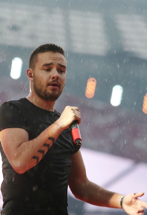 burntkyun's tweet photo. se one direction molhado não faz você rt então eu não sei o que fará #EMABiggestFans1D https://t.co/A4Q9txh69H