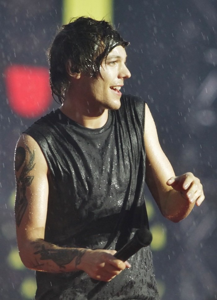 burntkyun's tweet photo. se one direction molhado não faz você rt então eu não sei o que fará #EMABiggestFans1D https://t.co/A4Q9txh69H