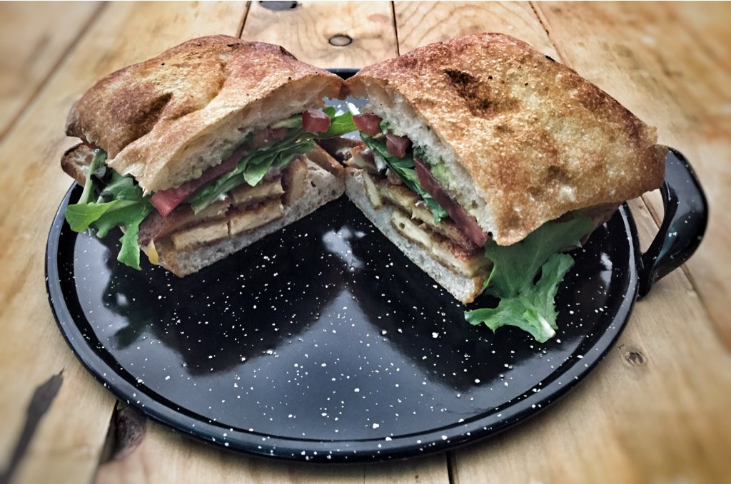 Buenísimo el sandwich de pollo tocino de @petitroquefort. Te esperamos en #Local777 hasta las 18:00 hrs.