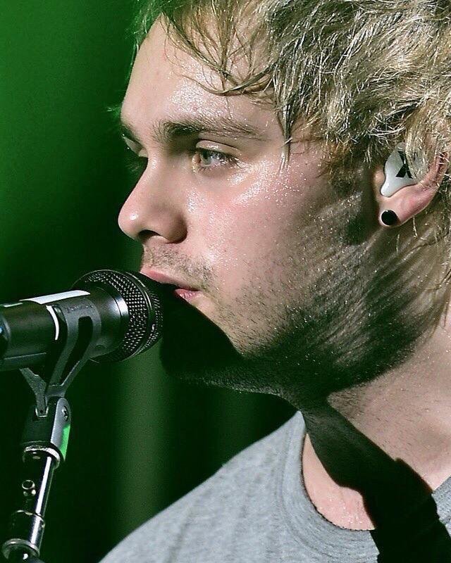 5SOSTumblrx's tweet photo. Me: *sees a really hq close up of Michael on stage*
Me: https://t.co/mV6xentFf2