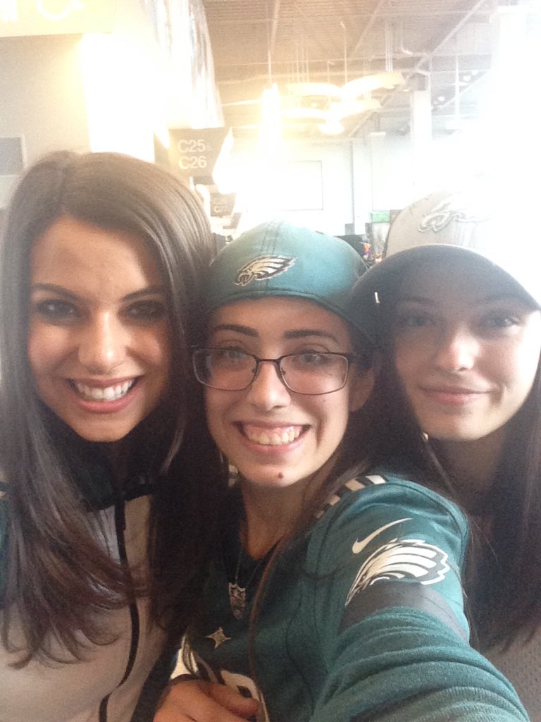 thegeeksempress's tweet photo. Selfies with these beautiful ladies @EaglesCheer https://t.co/utxSpCbe9o