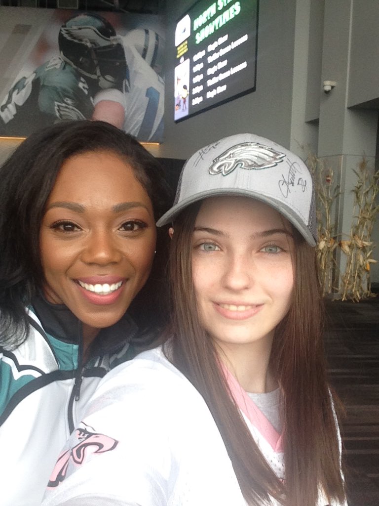 thegeeksempress's tweet photo. Selfies with these beautiful ladies @EaglesCheer https://t.co/utxSpCbe9o