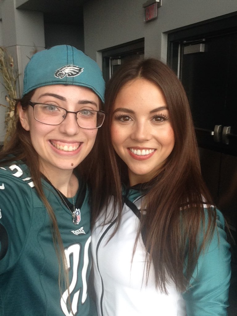 thegeeksempress's tweet photo. Selfies with these beautiful ladies @EaglesCheer https://t.co/utxSpCbe9o
