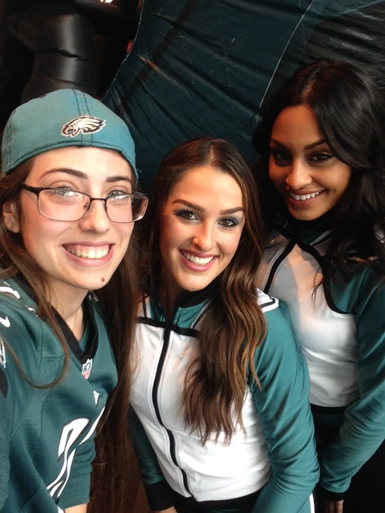 thegeeksempress's tweet photo. Selfies with these beautiful ladies @EaglesCheer https://t.co/utxSpCbe9o