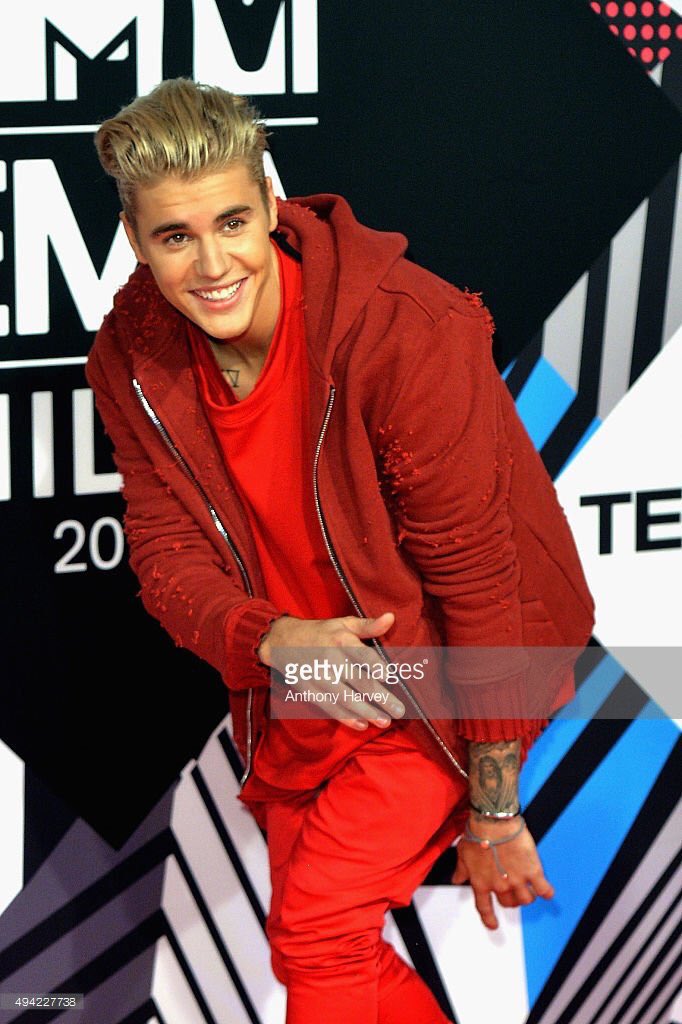 EnzoVityello's tweet photo. HOW MANY RETWEETS FOR JUSTIN #EMABiggestFansJustinBieber https://t.co/7ZYjrtPOD4