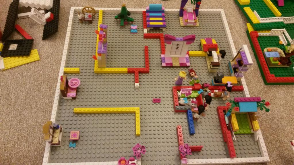 QuantumPA's tweet photo. @BenAdamSmith @ElrondBurrell When 1 architect &amp; 1 non-architect parent are asked to build a quick #Lego house! https://t.co/f0NMKzZul5