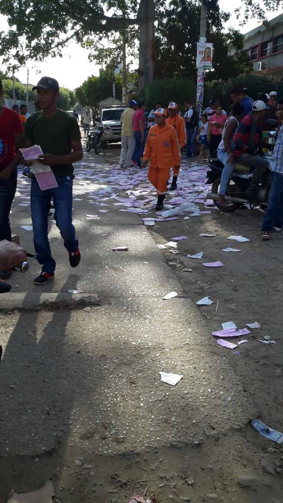 waldimorris929's tweet photo. ASI FUE LA DEMOCRATICA ELECCION EN PLATO, COGIAN EL VOTO Y MUCHOS YA MARCADOS EN LAS URNAS ,ESTO ES INACEPTABLE https://t.co/NTO4D6Kc9g