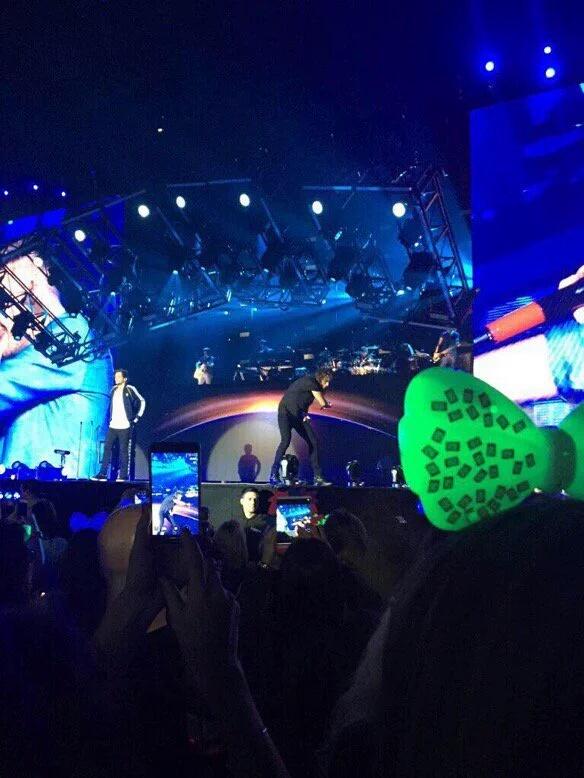 hellabelsx's tweet photo. Meninos no palco. #14 #EMABiggestFans1D https://t.co/z31pxREZOj