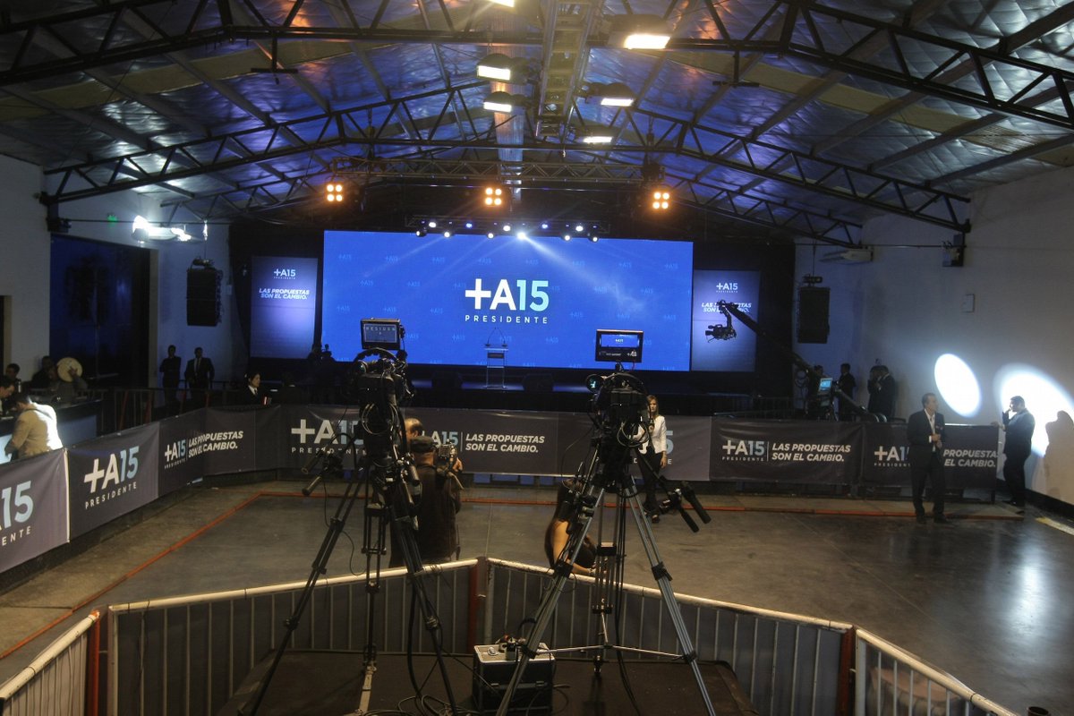 infobae's tweet photo. #Elecciones2015 Cobertura de Infobae desde los centros de campaña https://t.co/sVSBdOMFbD https://t.co/XQAQbH0j6O