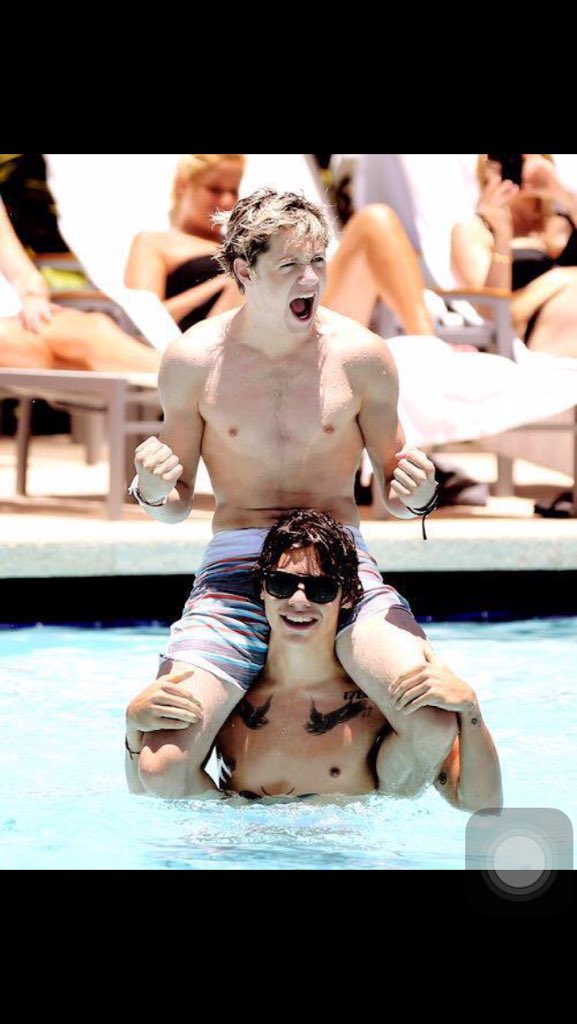 1DHELPVOTO's tweet photo. RT SE VC É NARRY GIRL VoteOneDirectionEMA #EMABiggestFans1D https://t.co/mepAvlIevh