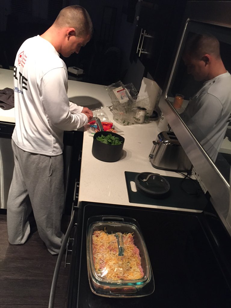 KhatFit's tweet photo. Meal prepping together 😊 #fitcouple #lifestyle #1stphorm #neversettle https://t.co/zie6to0fV4