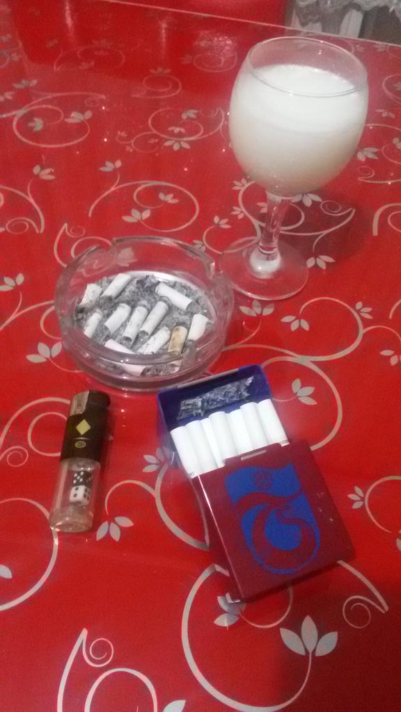 yesimkoseee's tweet photo. Bu gece efkârlıyım
Rakı bardağı dolsun 
Dünyaları siz alın
Sevduğum benum olsun🍻😔😢 https://t.co/1zOa8vaa17