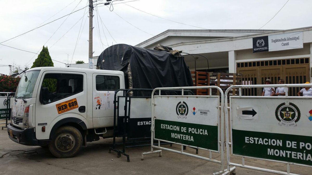 CHICANOTICIAS1's tweet photo. Y esto como es? En Cereté en camión con publicidad de un cadidato a Alcaldia se transporta material d @Registraduria https://t.co/X3FcIiNsCY