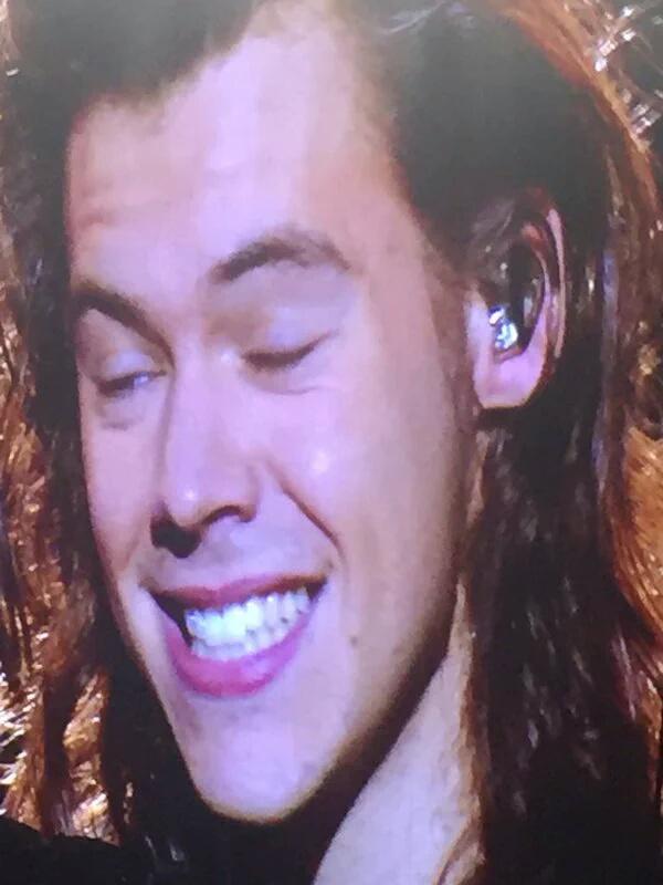 hellabelsx's tweet photo. Meninos no palco. #17 #EMABiggestFans1D https://t.co/LlH668eg6x