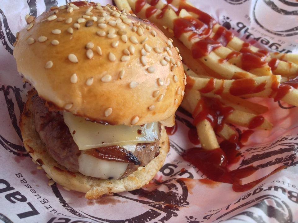 Muchas opciones para comer en #Local777. Hanburguesa infantil de <a href="/BurgerLabMX/">Burger Lab FoodTruck</a>. Te esperamos hasta las 18:00 hrs.