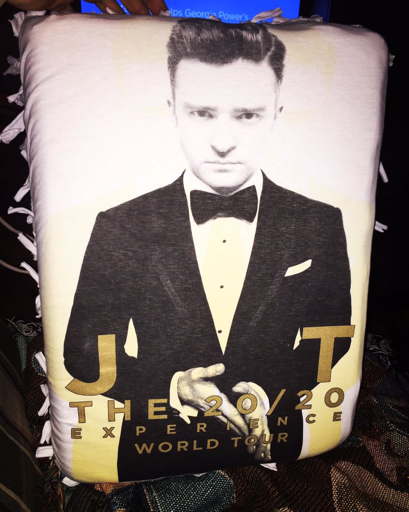 Cheuy3060's tweet photo. I finally made a pillow with one of my VIP #JT2020Tour T-shirts โค๏ธ #JTProject #JTPillow #TNKids https://t.co/SpOHRuTDKV