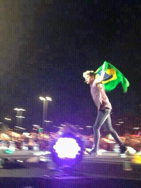 IzahLima02's tweet photo. Lembra gente. Ai coração #EMABiggestFans1D https://t.co/RvibNYCaWP