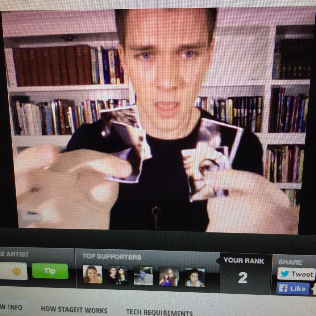 LivingMyMusical's tweet photo. @CollinsKey like "oops".... Haha #CollinsKeyLive https://t.co/HvSUw2NxmS