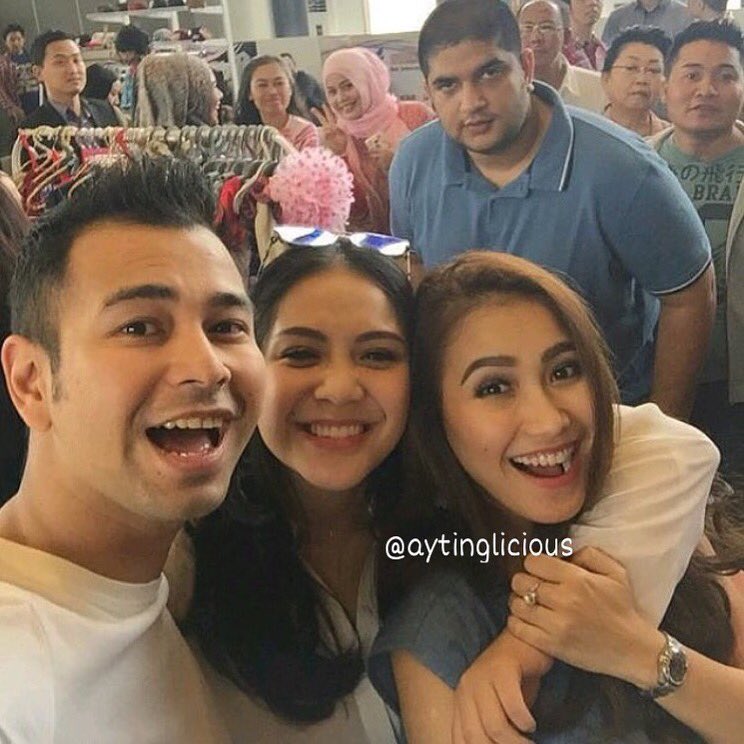 aytinglicious's tweet photo. keseruan @aytingnew92 kemarin di hri terakhir di bazaar #celebritieshypemarket @navapark.id #navaparkbsd 👏🏻👧🏻🎉 https://t.co/x3eQljfrwr