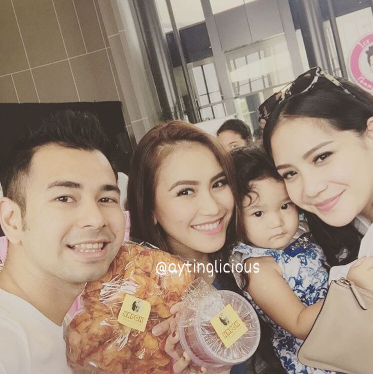 aytinglicious's tweet photo. keseruan @aytingnew92 kemarin di hri terakhir di bazaar #celebritieshypemarket @navapark.id #navaparkbsd 👏🏻👧🏻🎉 https://t.co/x3eQljfrwr