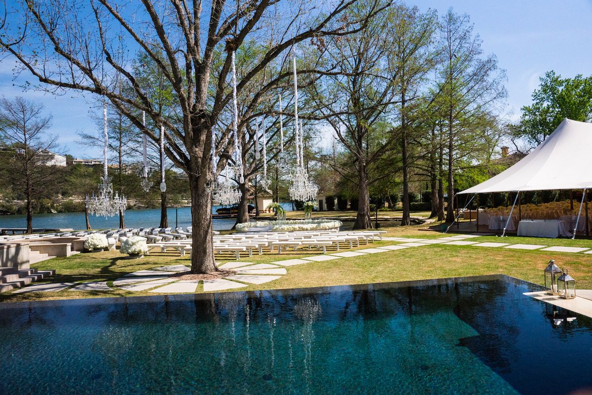 InsideWeddings's tweet image. Gorgeous chandeliers complete this romantic backyard wedding. bit.ly/1Kfijq5 (Robert Evans Studios)
