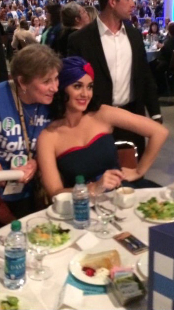 SandCatz's tweet image. Thanks for the water bottle Katy. Now I can clone you. #DifferentDNA 👽 💦💦💦