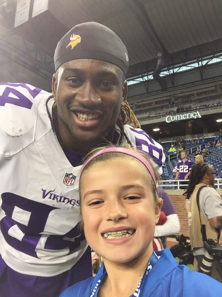 daily500's tweet photo. Way to make a little girls day. #ClassAct #Vikings #DreamCatchin @ceeflashpee84 @Vikings https://t.co/fvzBR3u4cF