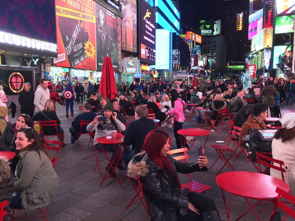 BrentToderian's tweet photo. #TimesSquare wasn't just pedestrianized - movable chairs made it a #stickyspace worth sitting &amp; staying in. #NYC https://t.co/e9CiGELZeF