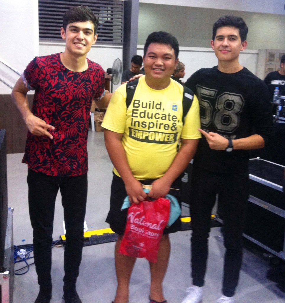 fibrillsnolytic's tweet photo. The right time to have a pic with them :"> Perkins!! Hahaha #smartplayitforward https://t.co/XaPjK0nYtE