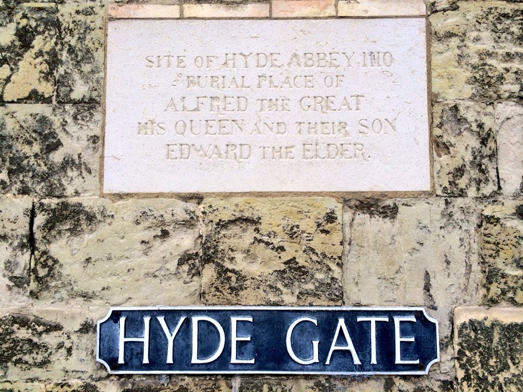 StuartHarker1's tweet photo. RT @EngChurchPics Hyde Gate, site of Hyde Abbey, opposite St Bartholomew's Church #AlfredtheGreat #EdwardtheElder https://t.co/yXhnkfleEz