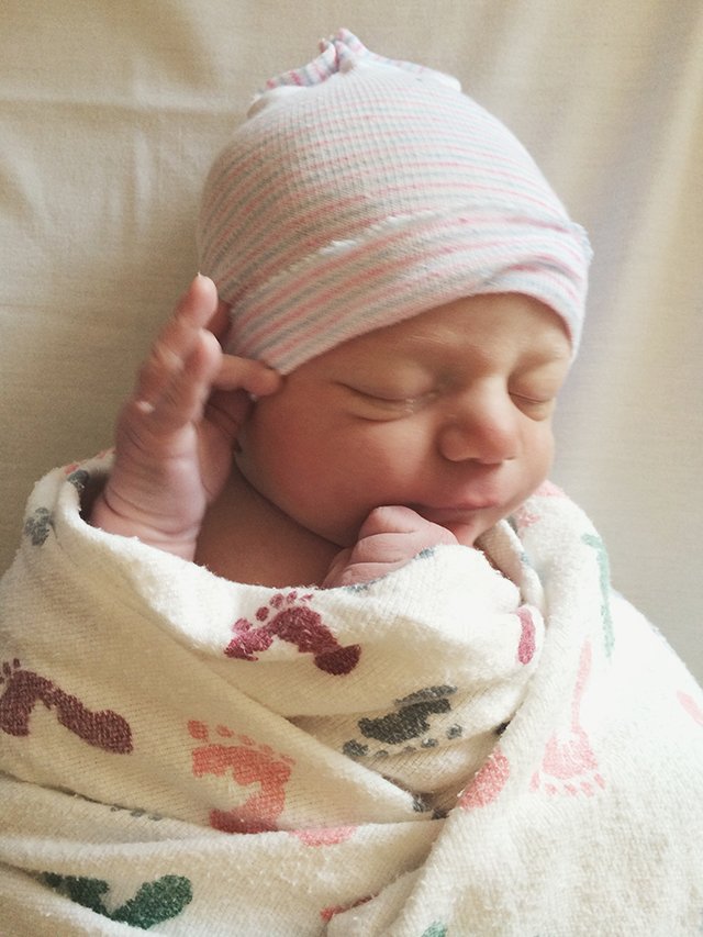 MiniRealaxz's tweet photo. welcoming my niece to the world i know i can't be with u for somethings like ur mama but auntie is here 4 u forever! https://t.co/m2UC683aaI