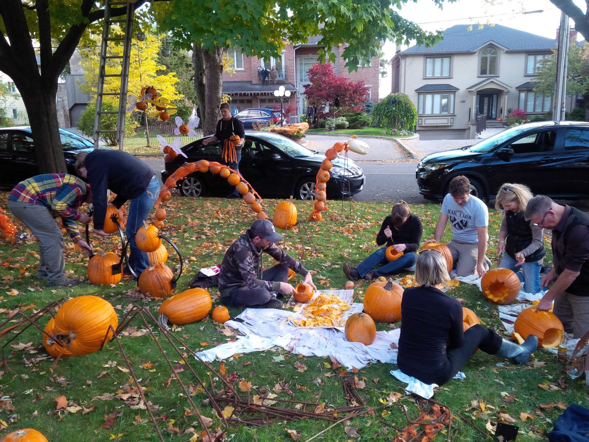 ShawnyJeann's tweet photo. Putting the final touches on the #Halloween yard in #Etoboocoke https://t.co/94znSV8WbF