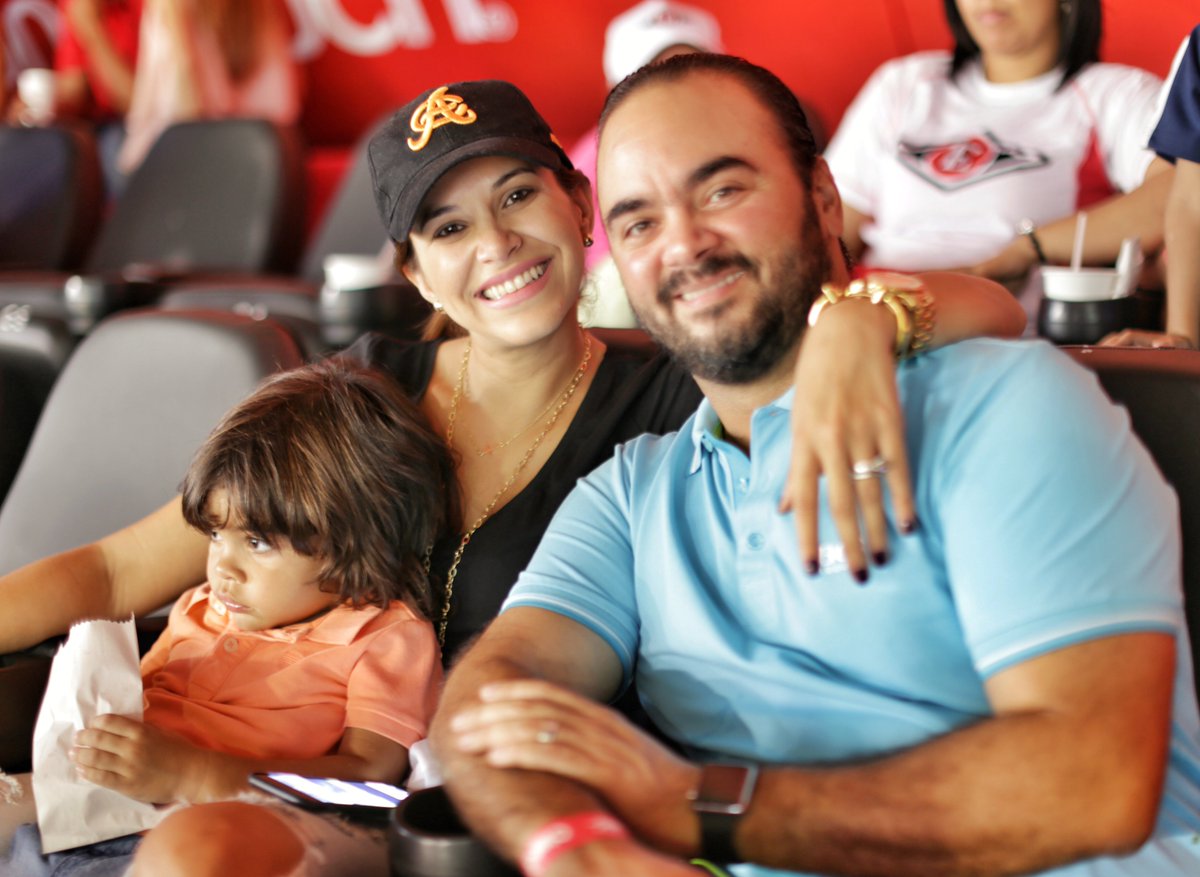 ClaroRD's tweet photo. ¡Familia Aguilucha a la vista por nuestro #VIPLounge! ⚾️🐥#VIPClaro @pamsued @gberas https://t.co/QEBjUSnhum