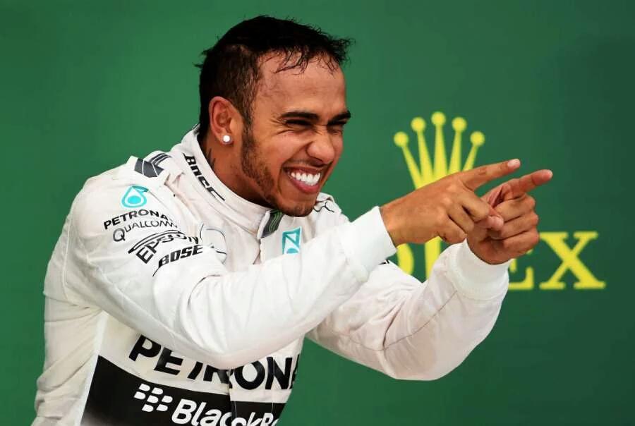 Somos_F1's tweet photo. Lewis Hamilton gana y es Tricampeón del Mundo. #lewishamilton #GPUSA #F1 #RoscoeHam 
https://t.co/QAUTFGsLwO https://t.co/RFU6z0ldtu