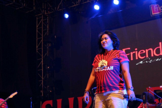 sanithonx's tweet photo. @souljahmusik): On Stage @SuperFriendsBK Lap Yon Zipur 3 Bandung https://t.co/hQB5x3EOL8