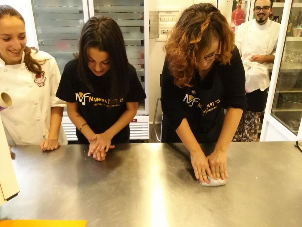 MaimonaFest's tweet photo. Esta tarde en el taller de galletas de cuento en @tacitaydulce despedimos #MaimonaFest https://t.co/G3GAXwbk5v